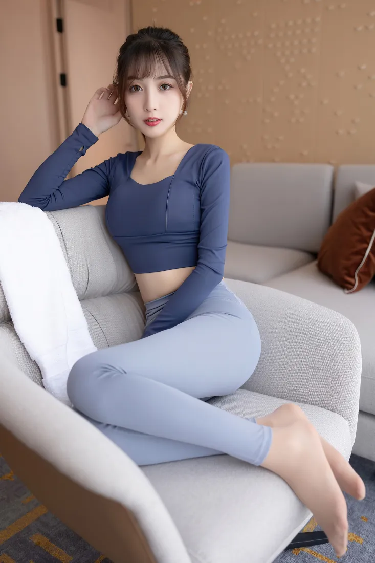 性感美女手机壁纸｜居家沙发背景图片 - 蓝色瑜伽服穿搭「哲风壁纸」