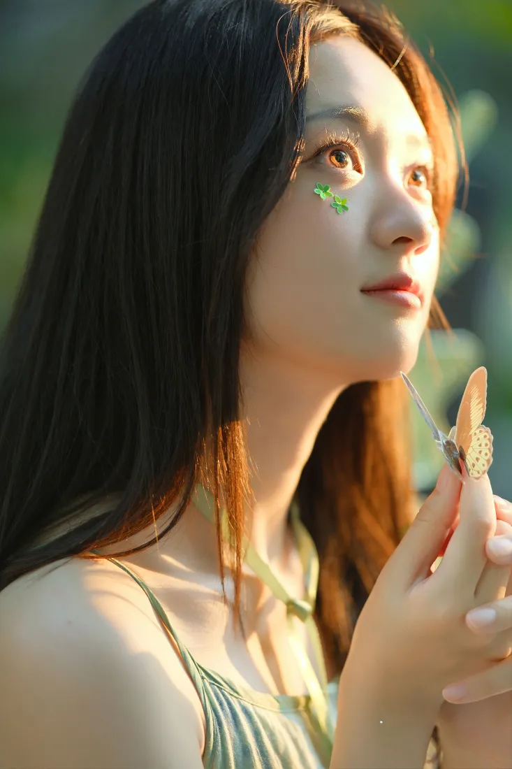 森系美女手机壁纸｜户外暖光背景图片 - 性感清纯写真「哲风壁纸」