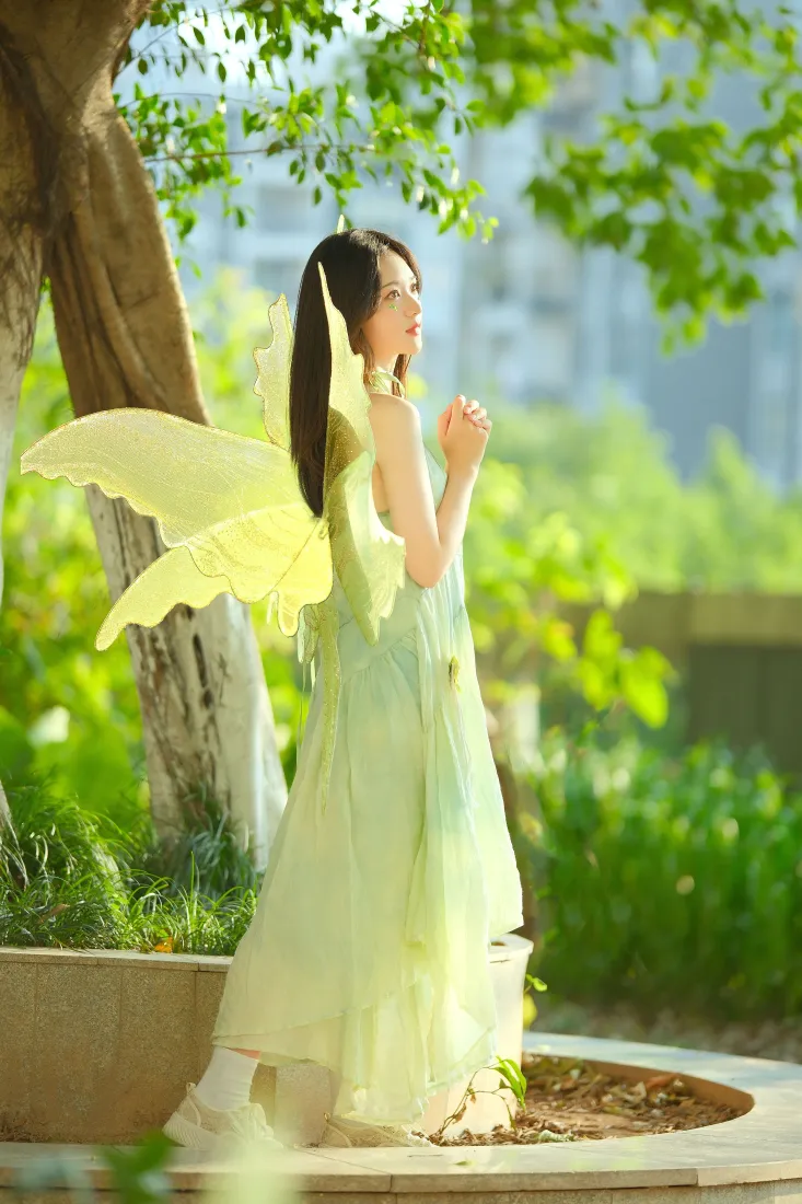 精灵少女手机壁纸｜户外树荫背景图片 - 性感长裙美女「哲风壁纸」