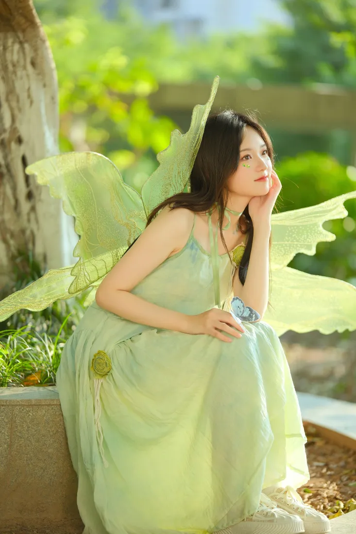 精灵少女手机壁纸｜户外绿植背景图片 - 森系性感写真「哲风壁纸」