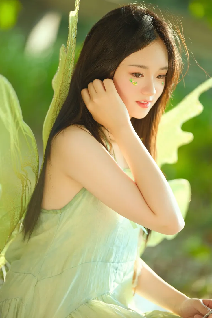 森系精灵美女手机壁纸｜清新绿色户外背景图片 - 仙气性感写真「哲风壁纸」