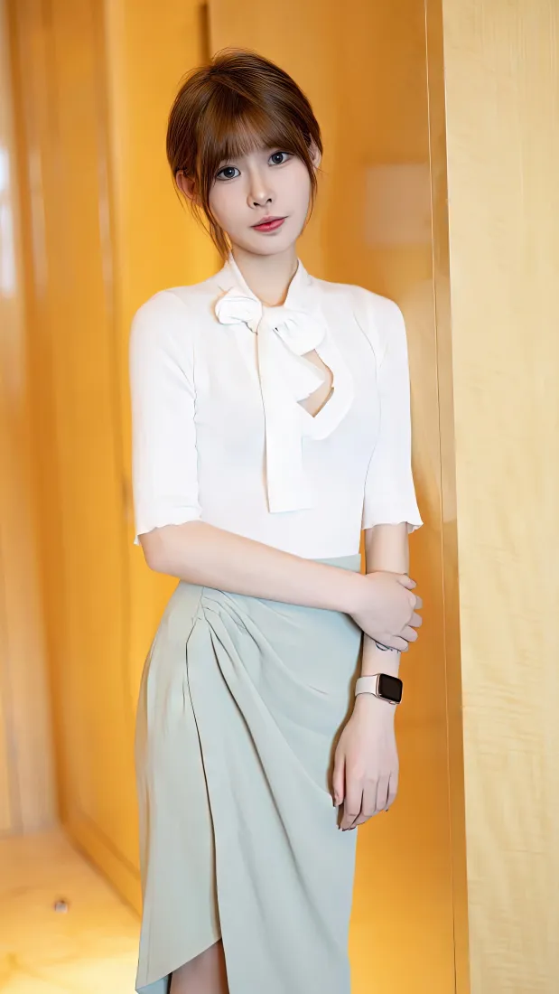 清纯美女手机壁纸｜暖黄室内背景图片 - 职场穿搭写真「哲风壁纸」