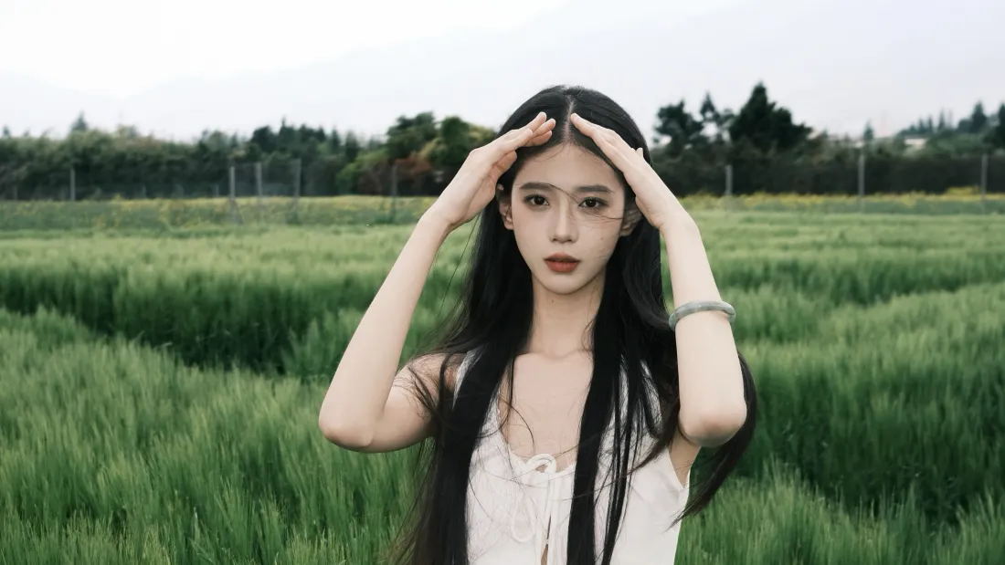 4k清纯眼镜美女壁纸｜绿色草地背景图片 - 清新户外人像「哲风壁纸」