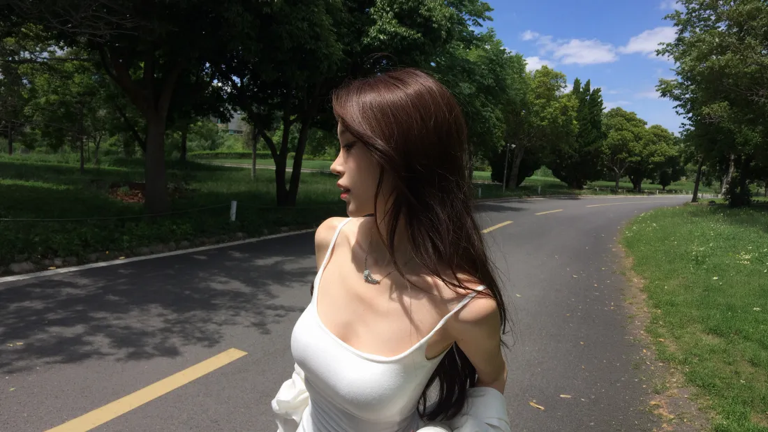 4k白裙长发侧脸美女壁纸｜林荫公路户外背景图片 - 夏日清新随拍「哲风壁纸」