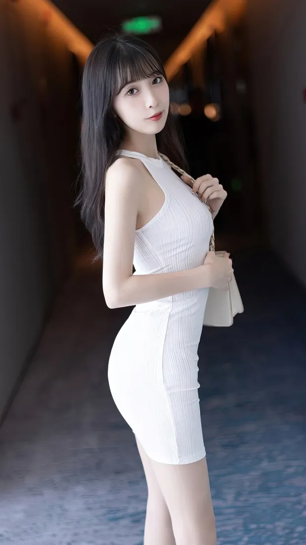 性感美女手机壁纸｜走廊室内背景图片 - 白色修身连衣裙人像「哲风壁纸」
