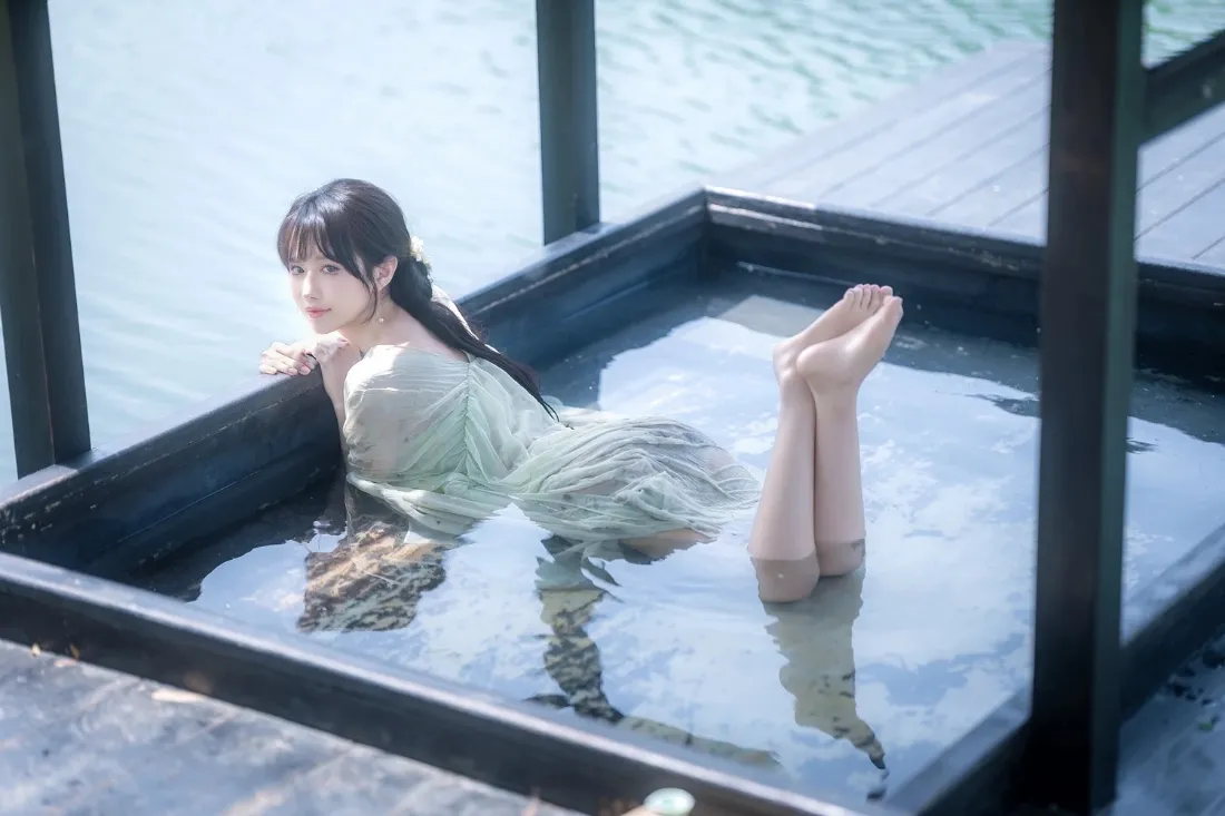 2k江南水色壁纸｜浅绿裙女孩背景图片 - 临水露台倒影「哲风壁纸」