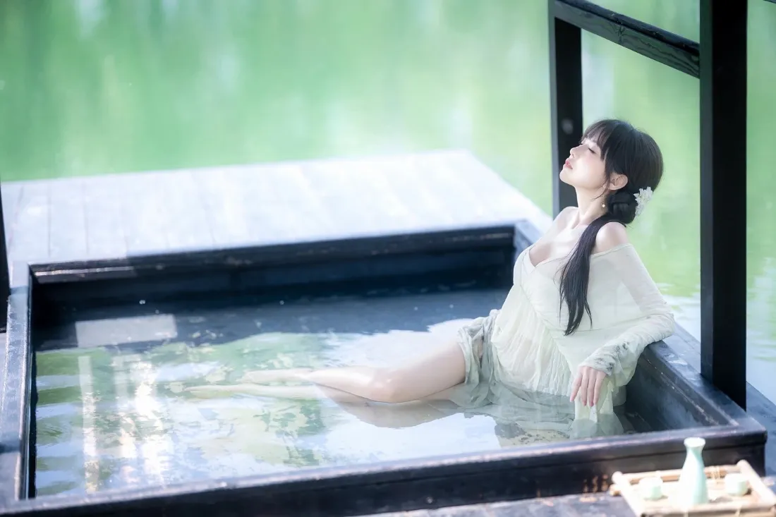 2k江南水色壁纸｜古风庭院水池背景图片 - 纱衣长发美女「哲风壁纸」