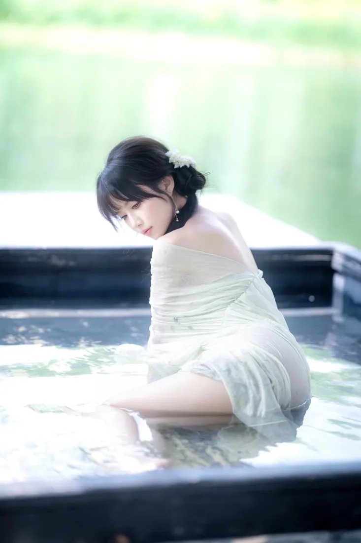 江南少女手机壁纸｜水岸背景图片 - 纯欲氛围感写真「哲风壁纸」