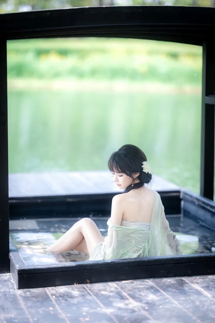 江南水色手机壁纸｜绿衣女子池边静坐背景图片 - 治愈休闲氛围感「哲风壁纸」