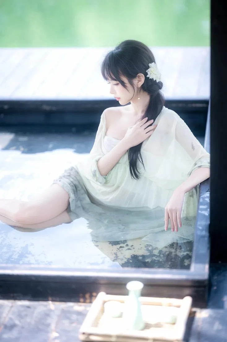 江南汉服美女手机壁纸｜水乡临水背景图片 - 清新温婉氛围感「哲风壁纸」