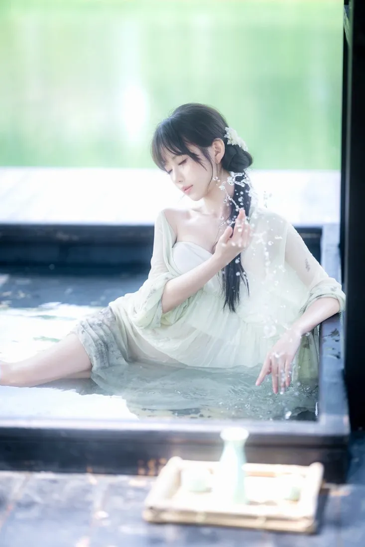 江南古风少女手机壁纸｜水色休闲背景图片 - 清冷氛围感写真「哲风壁纸」