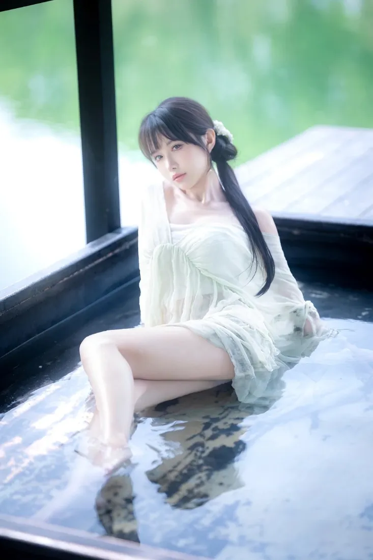 江南古风美女手机壁纸｜江南水色背景图片 - 清冷风人像写真「哲风壁纸」