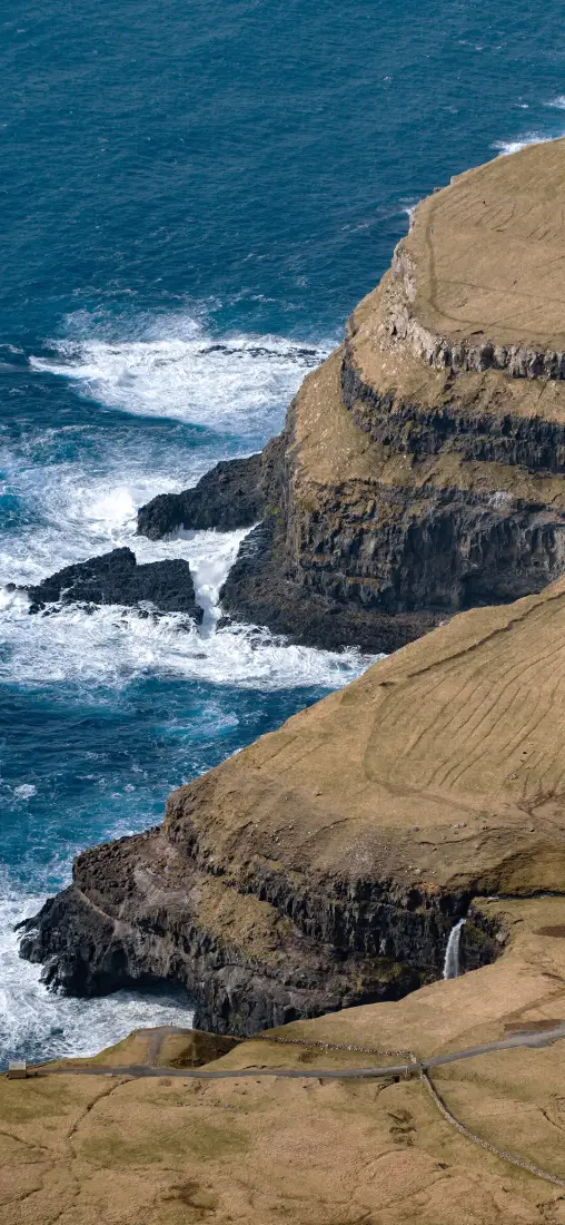 海岸悬崖手机壁纸｜海边礁石背景图片 - 湛蓝海浪自然风光「哲风壁纸」
