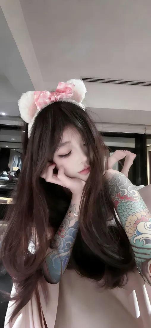 纹身美女手机壁纸｜居家休闲背景图片 - 个性甜美写真「哲风壁纸」
