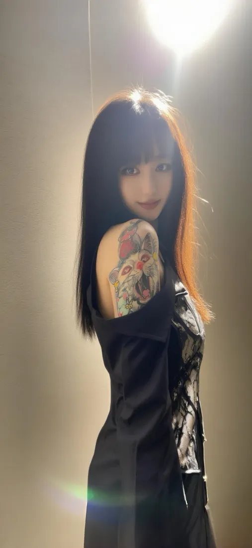 纹身美女手机壁纸｜露肩黑裙背景图片 - 酷飒氛围感女生「哲风壁纸」
