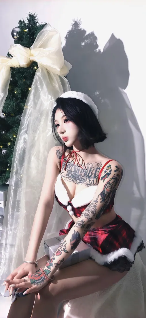 圣诞风纹身美女手机壁纸｜圣诞场景背景图片 - 性感时尚写真「哲风壁纸」