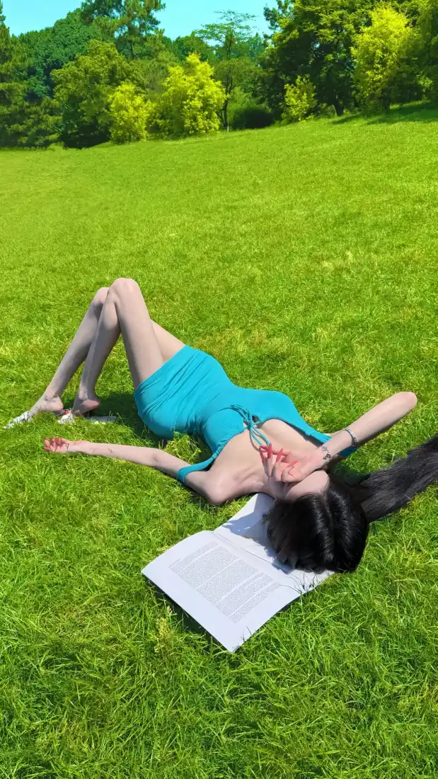 蓝裙美女手机壁纸｜绿色草坪背景图片 - 户外休闲写真「哲风壁纸」