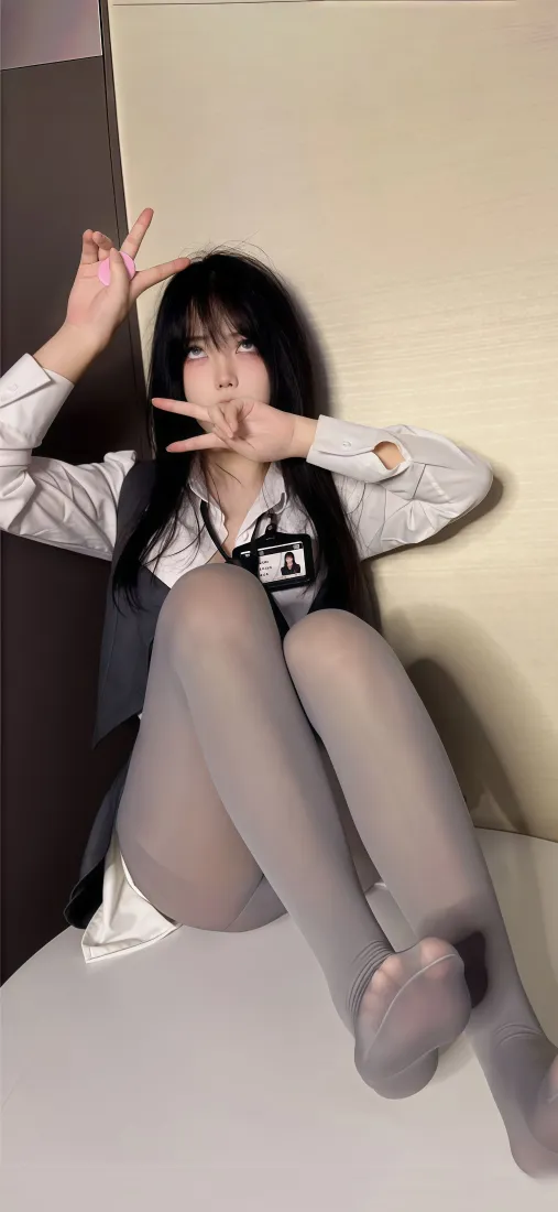黑长直制服美女手机壁纸｜灰丝玉足背景图片 - 比耶居家写真「哲风壁纸」