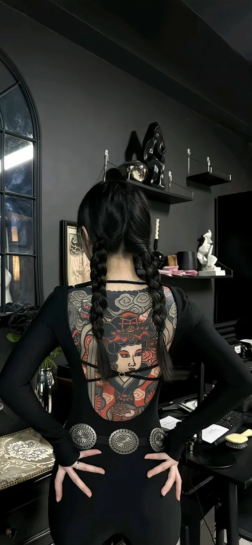 纹身美女手机壁纸｜露背穿搭背景图片 - 满背纹身时尚人像「哲风壁纸」