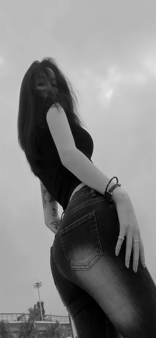 长发气质美女手机壁纸｜户外拍摄背景图片 - 个性时尚穿搭「哲风壁纸」