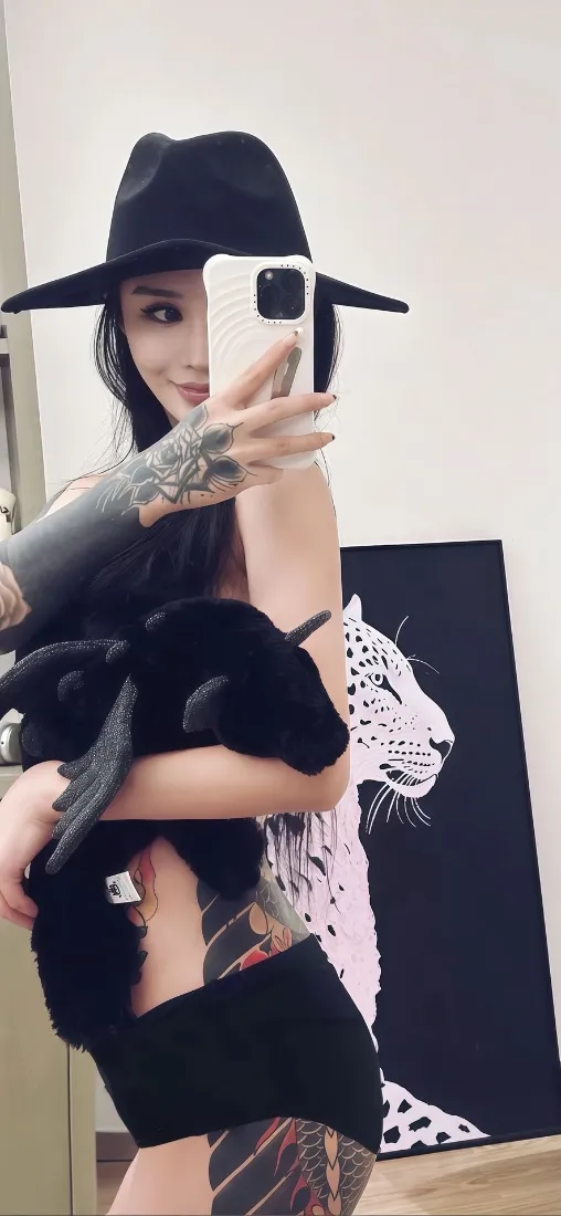 纹身美女手机壁纸｜对镜自拍背景图片 - 酷飒黑帽穿搭「哲风壁纸」