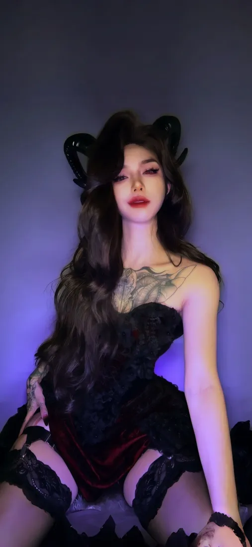 猫耳纹身美女手机壁纸｜紫调氛围感背景图片 - 时尚性感人像「哲风壁纸」
