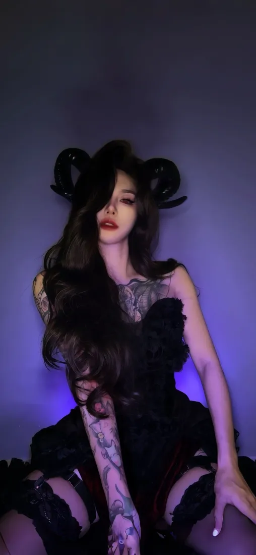 羊角装饰纹身美女手机壁纸｜紫色调背景图片 - 酷飒辣妹写真「哲风壁纸」