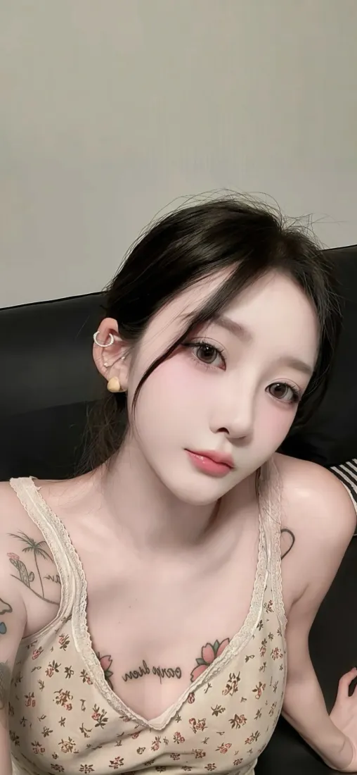 纹身美女手机壁纸｜吊带居家背景图片 - 性感时尚人像「哲风壁纸」