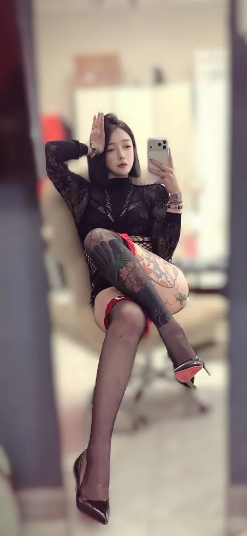 纹身美女手机壁纸｜对镜自拍室内背景图片 - 黑丝高跟鞋穿搭「哲风壁纸」