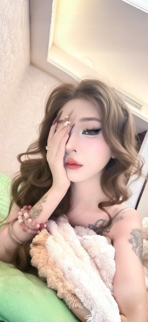 纹身美女手机壁纸｜居家室内背景图片 - 时尚氛围感人像写真「哲风壁纸」
