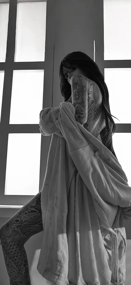 纹身美女手机壁纸｜室内窗边人像背景图片 - 黑白氛围感「哲风壁纸」