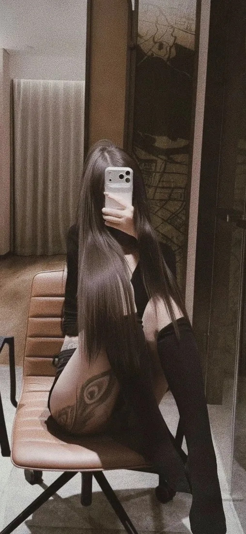 纹身美女手机壁纸｜对镜自拍室内背景图片 - 黑丝长腿穿搭「哲风壁纸」