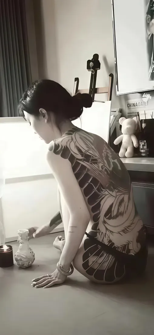 纹身美女手机壁纸｜居家室内背景图片 - 黑白人像「哲风壁纸」