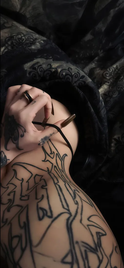 美女纹身手机壁纸｜黑色背景图片 - 酷飒时尚人像写真「哲风壁纸」