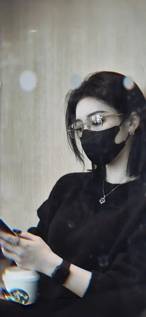 戴眼镜口罩美女手机壁纸｜简约室内背景图片 - 休闲氛围感写真「哲风壁纸」