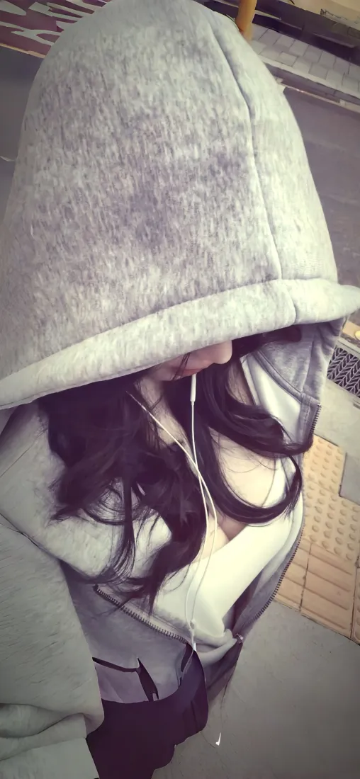 戴耳机连帽卫衣美女手机壁纸｜户外街拍背景图片 - 休闲穿搭「哲风壁纸」