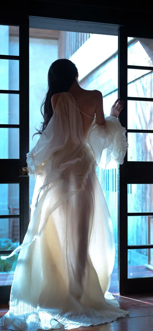 婚纱美女手机壁纸｜落地窗光影背景图片 - 氛围感人像「哲风壁纸」