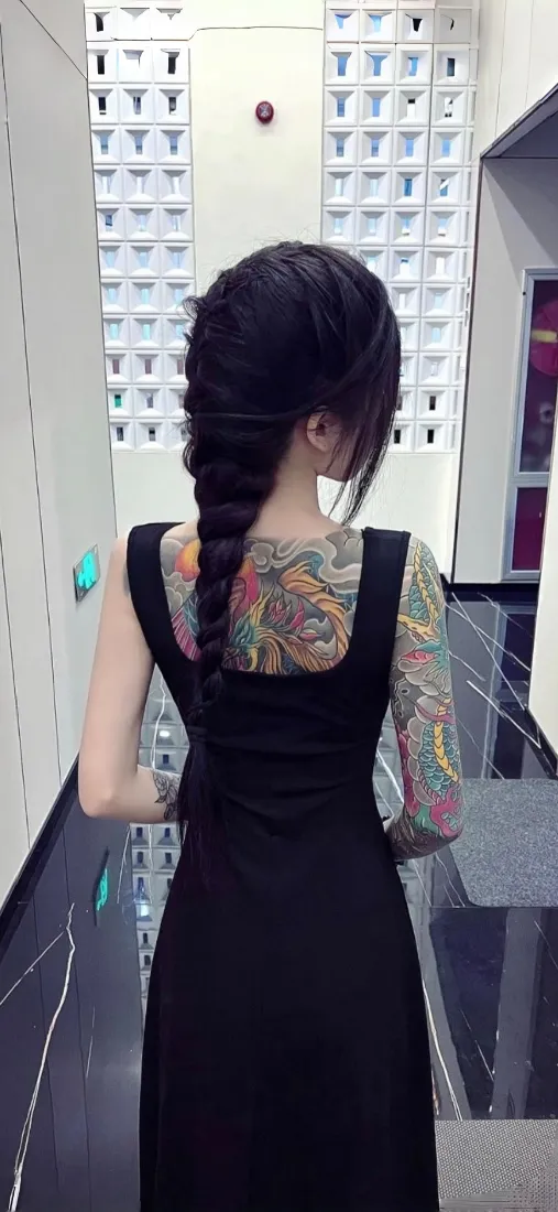 纹身美女手机壁纸｜黑裙背影背景图片 - 花臂满背纹身「哲风壁纸」