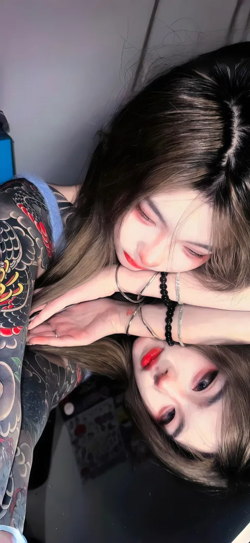 纹身美女手机壁纸｜对镜氛围感背景图片 - 酷飒花臂长发少女「哲风壁纸」