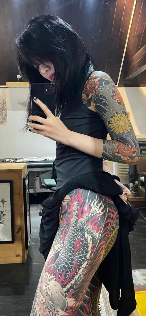 花臂纹身美女手机壁纸｜个性刺青背景图片 - 室内对镜自拍「哲风壁纸」