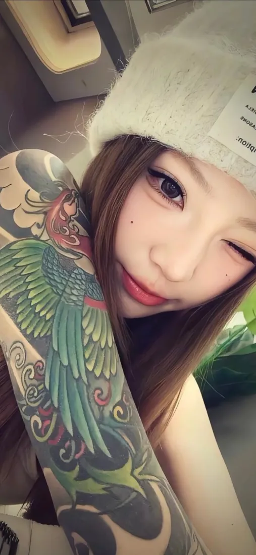 花臂纹身美女手机壁纸｜个性少女背景图片 - 休闲自拍「哲风壁纸」