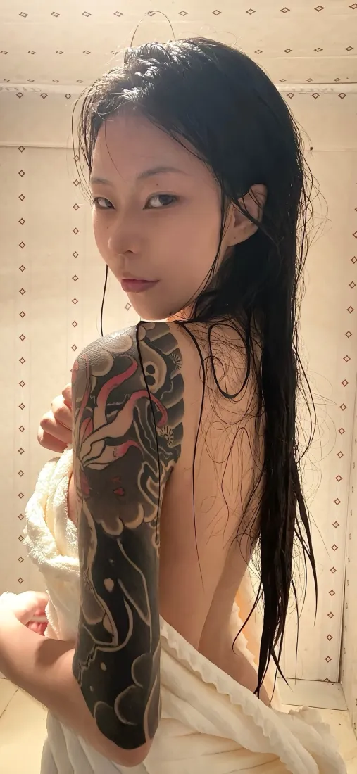 纹身美女手机壁纸｜个性花臂背景图片 - 长发露背人像「哲风壁纸」