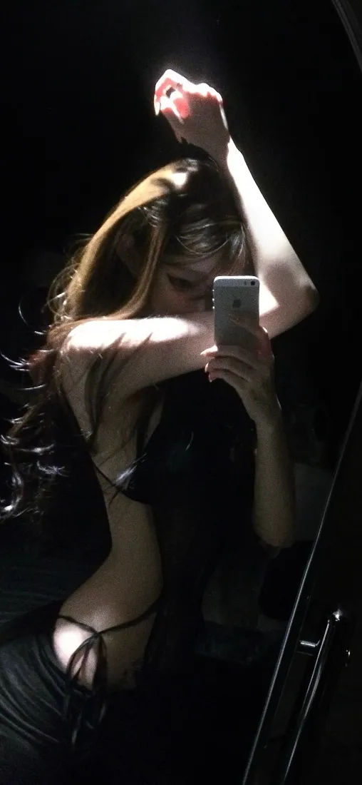 氛围感美女手机壁纸｜暗调黑色背景图片 - 对镜自拍写真「哲风壁纸」