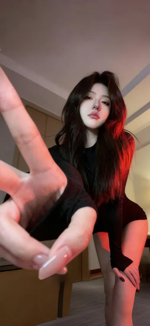 长发纯欲美女手机壁纸｜室内暖光背景图片 - 时尚穿搭「哲风壁纸」