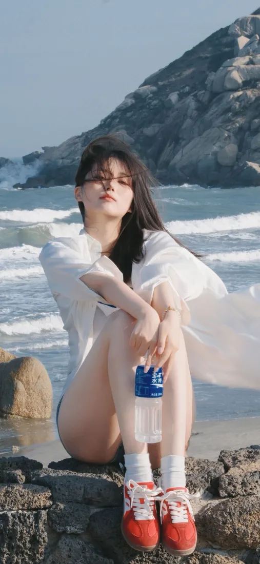 海边美女手机壁纸｜海岸礁石背景图片 - 夏日清新人像「哲风壁纸」