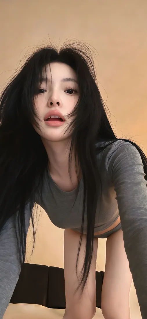 黑长直美女手机壁纸｜暖黄背景图片 - 氛围感时尚写真「哲风壁纸」