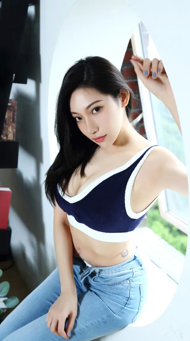 性感美女手机壁纸｜室内休闲穿搭背景图片 - 时尚人像「哲风壁纸」