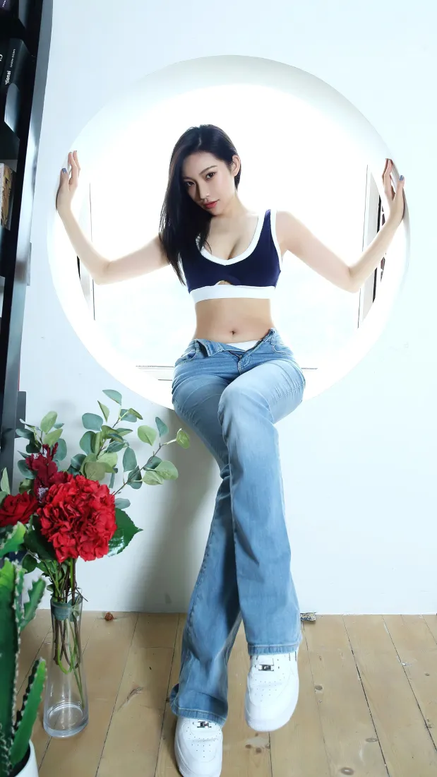 性感美女手机壁纸｜短款背心牛仔裤背景图片 - 室内氛围感人像「哲风壁纸」
