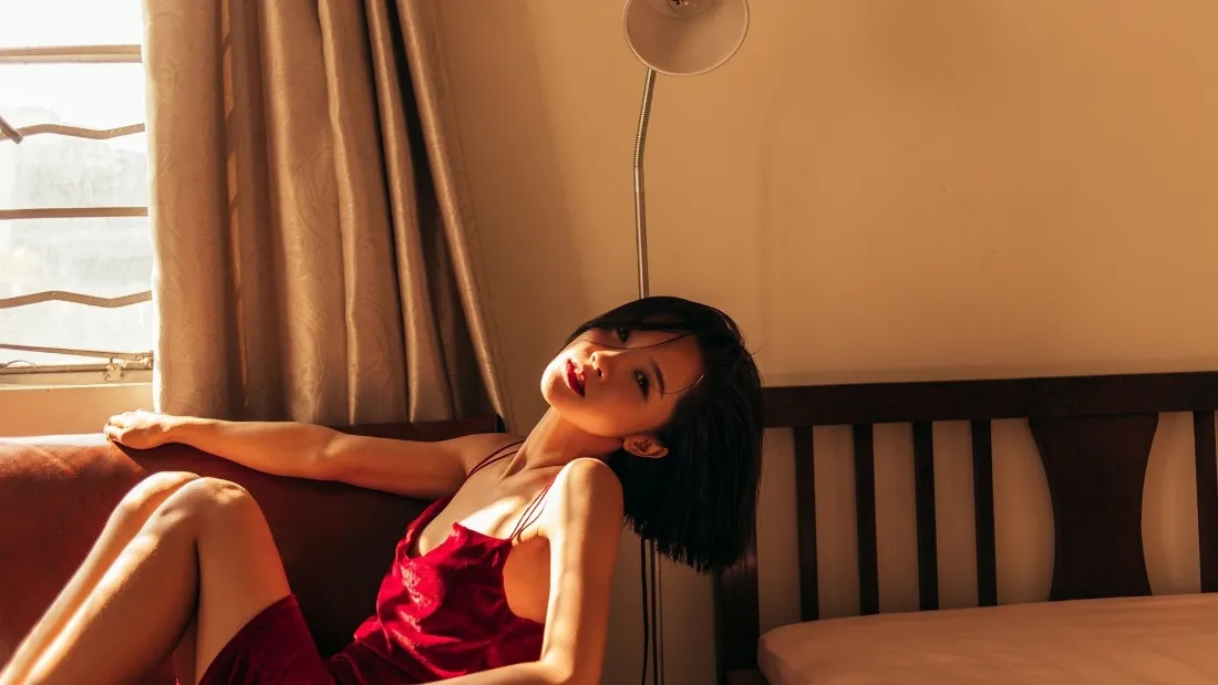 2k居家美女壁纸｜暖光卧室背景图片 - 红裙慵懒写真「哲风壁纸」