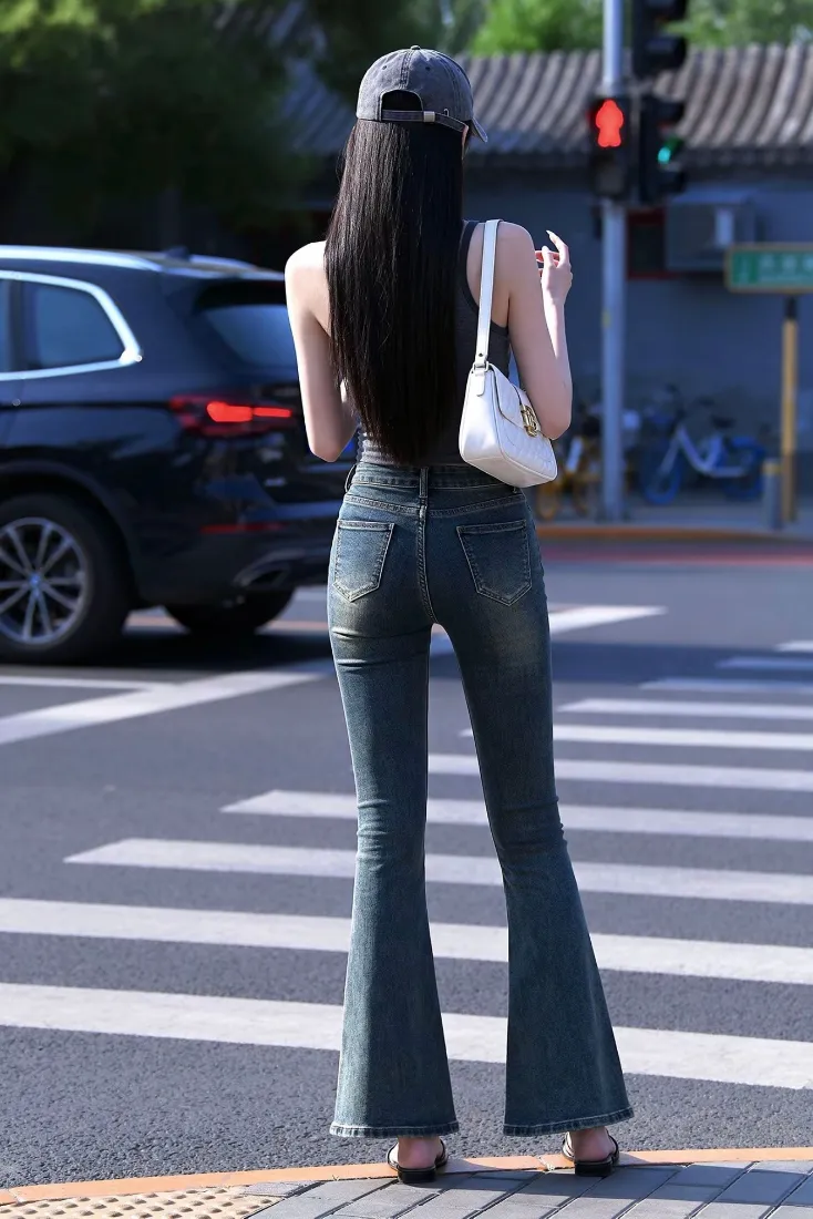 时尚街拍美女手机壁纸｜城市路口背景图片 - 微喇牛仔裤穿搭「哲风壁纸」